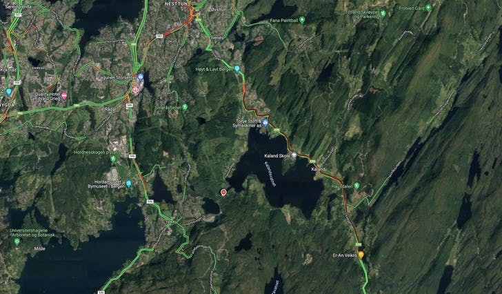 Google Maps si trafikkovervaking viser saktegåande trafikk frå Røykenes, men det lausnar på toppen av Vallaheiane. 