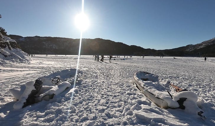 Båtane til Os Roklubb ligg klare for smelting - i mellomtida var det valfarting til aktivitet på isen laurdag. (Foto: Kjetil Vasby Bruarøy)