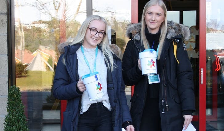 Andrea Moberg og Lene Lepsøy var blant russen som gjekk med bøsse i Os på søndag. (Foto: Osruss 2019)