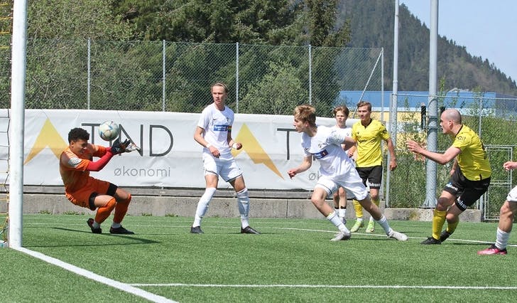Kvalvågnes vendte seg raskt rundt og fyrte inn 2-0. Seinare sette han 4-0 på straffe, sitt tredje for dagen. (Foto: Kjetil Vasby Bruarøy)
