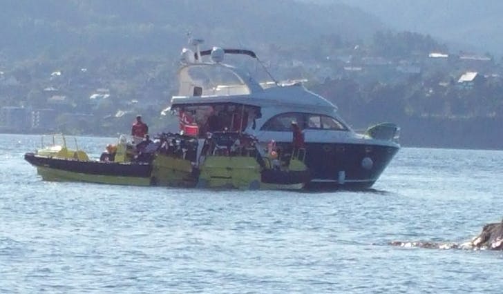 Ein båt på 47 fot står søndag ettermiddag fast på ei grunne ved Sandholmane. (Lesarbilde, foto: Joachim Dalland)