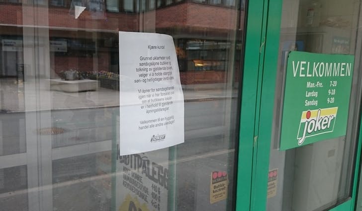 Søndag var dørene stengd på Jokerbutikken i Os sentrum (foto: Andris Hamre)