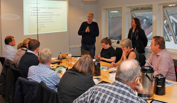 Knut Vidar Garlid og Signe Christensen presenterte "Prosjekt Betre læringsresultat 2013-2020" for tenesteutvalet (foto: Andris Hamre)
