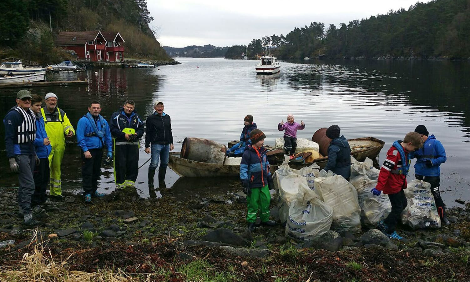Mykje plast og ein heil båt blei funnen i Sørstrøno. (Lesarfoto)