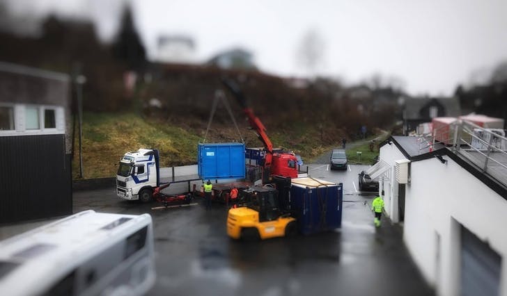 Utstyr er lasta frå lokala i Holtbrekka og frakta ut i Nordsjøen for 2Stabilise sin første jobb, berre to månader etter oppstarten (privat foto)