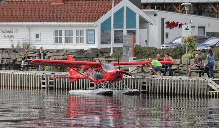 Dette mikrosjøflyet vekte merksemd då det kom innom Os hamn i dag. (Foto: Kjetil Vasby Bruarøy)