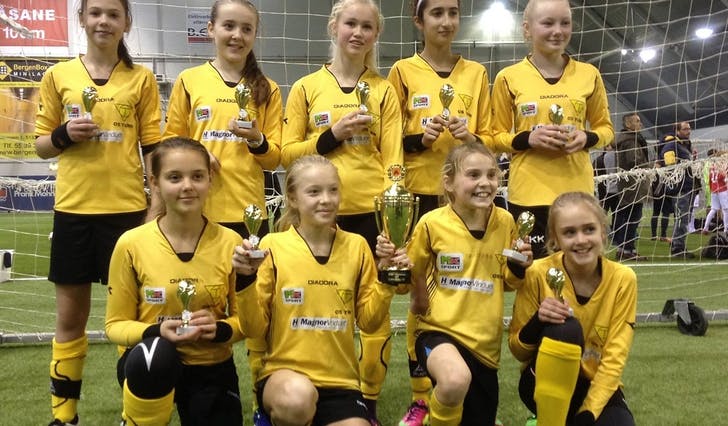 Os jenter 13 gjekk heilt til topps i si første turnering med sluttspel.
