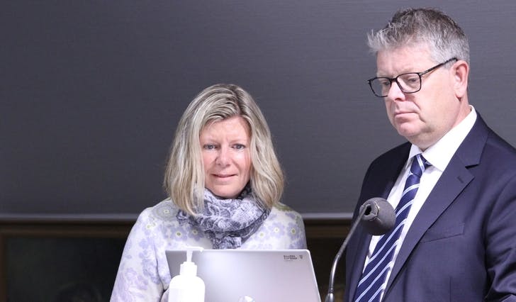 Økonomisjef Ingrid Karin Kaalaas, her saman med kommunedirektør Christian Fotland i kommunestyret 22. september. (Foto: Kjetil Vasby Bruarøy) 