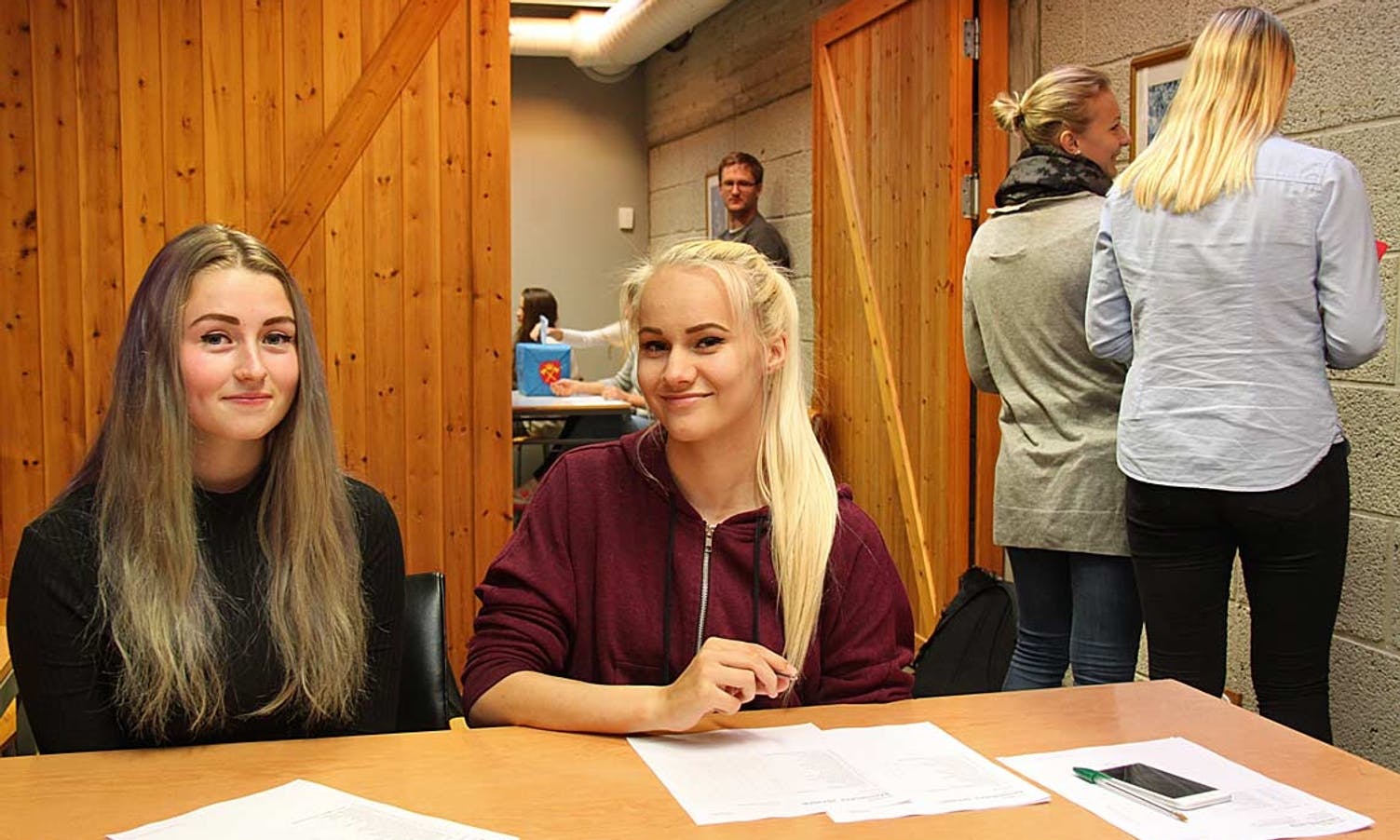 Katrine og Ingvild hadde full kontroll på registreringa av elevane. I bakgrunnen står lærar i politikk, Øystein Johannesen.