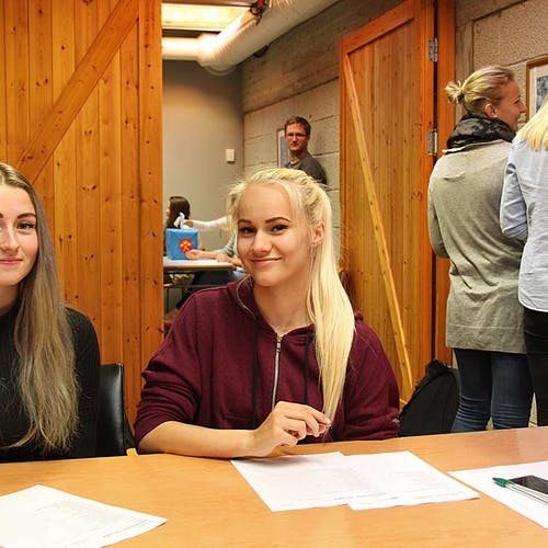 Katrine og Ingvild hadde full kontroll på registreringa av elevane. I bakgrunnen står lærar i politikk, Øystein Johannesen.