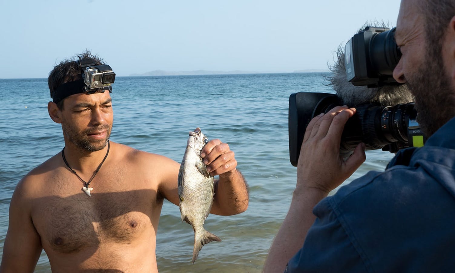 Erik fekk liknande fisk i Stillehavet under innspeling av Øya i 2016. (Foto: TV2)