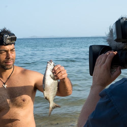 Erik fekk liknande fisk i Stillehavet under innspeling av Øya i 2016. (Foto: TV2)