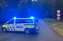 Politiet på plass i krysset mellom Lyseklostervegen og Langedalen. (Foto: Kjetil Vasby Bruarøy)