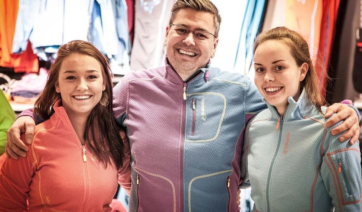Celine Stangnes, Jørgen Hansen og Maria Steien er nøgd med å få inn endå fleire merke som medlem i ny kjede. (Foto: Ørjan Håland)