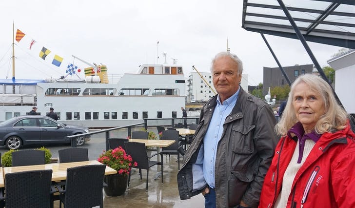 Øyvind Nordtveit og Eldbjørg Fjærestad under Peppes sitt tak mens dei venta på å gå om bord. (Foto: Kjetil Vasby Bruarøy)