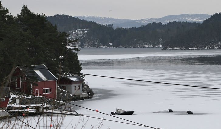 Skeisosen i dag. Temperaturen har auka, men store delar av strandlinja er framleis innestengt av is. (Foto: Kjetil Vasby Bruarøy)