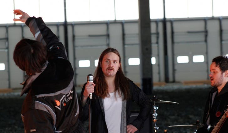 Produsent Anders Fløysand forklarer band-medlemmane korleis han vil ha det (foto: Andris Hamre)