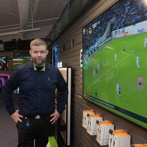 Bjarte hos Elkjøp gir 10.000 i rabatt på 75 tommar TV. (Foto: KVB)