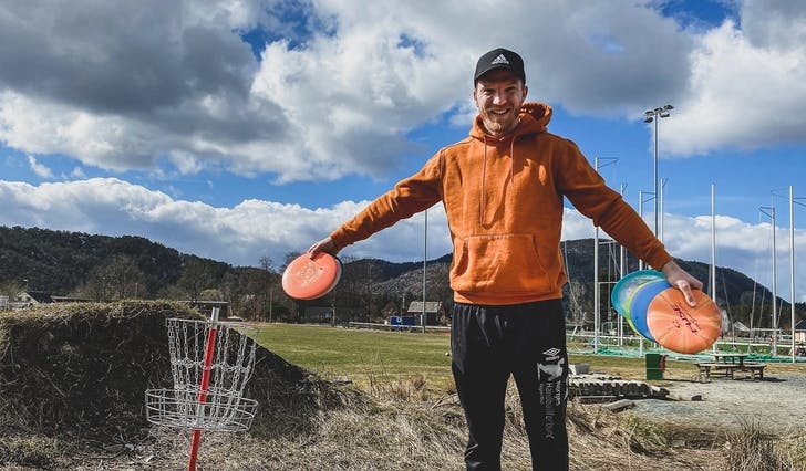 Jørgen Wold har fått tildelt 50.000 kroner frå Sparebanken Vest sitt Ildsjelfond, til å starta opp eit frisbee-tilbod i Bjørnafjorden. (Foto: Ørjan Håland)
