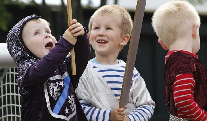 Emil Tyse Lyssand (midten), her på show med barnehagen i fjor, har Noregs mest populære gutenamn. (Foto: Kjetil Vasby Bruarøy)