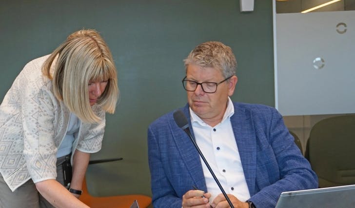 Fotland, her saman med økonomisjef Ingrid Karin Kaalaas i førre formannskapsmøte. (Foto: Kjetil Vasby Bruarøy)