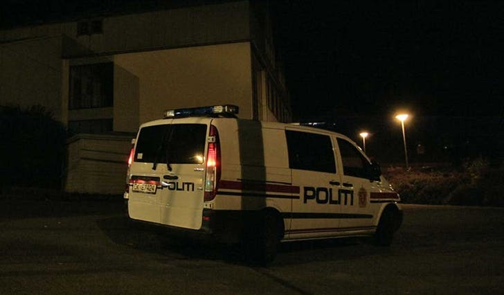 Politiet patruljerer ofte rundt Søfteland skule etter fest og hærverk ved ein barnehage i nærleiken i september. (Arkivfoto)
