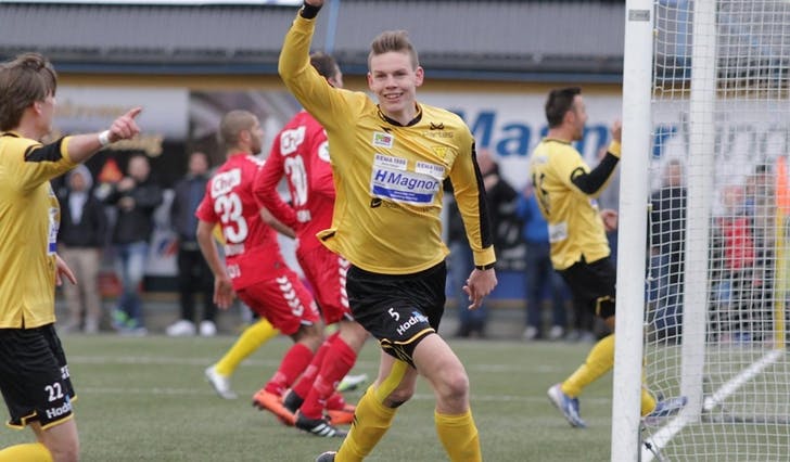 Børge Borgen, her etter å ha skåra Os sitt einaste mål i NM-kampen mot Brann i vår, debuterer i 2. divisjon i 2016. (Foto: Kjetil Vasby Bruarøy)