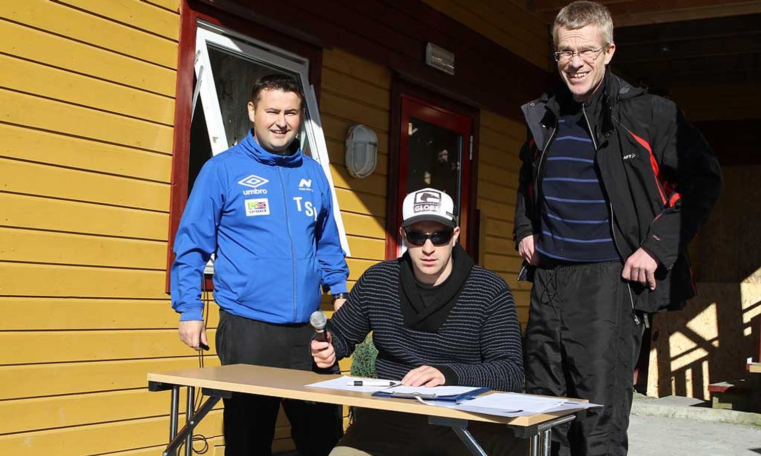 Tord og Andreas fekk hjelp av Johannes Gjesdal (t.h.) frå Varegg. (Foto: KVB)
