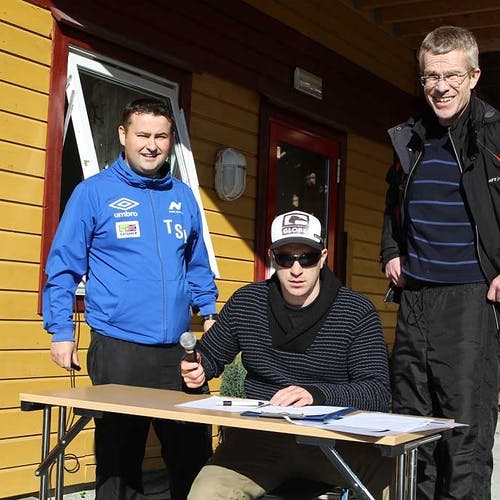 Tord og Andreas fekk hjelp av Johannes Gjesdal (t.h.) frå Varegg. (Foto: KVB)