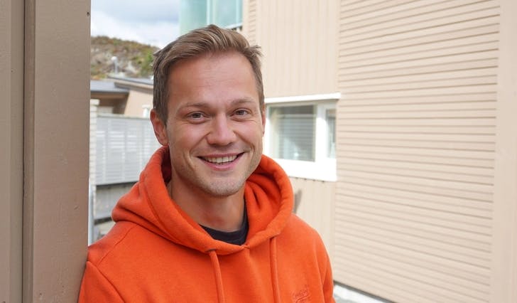 Arne Veim Haugland er tilbake frå Svalbard, ikkje som eigedomsmeklar, men eigedomsfotograf med firmaet Veim Media. (Foto: Kjetil Vasby Bruarøy)