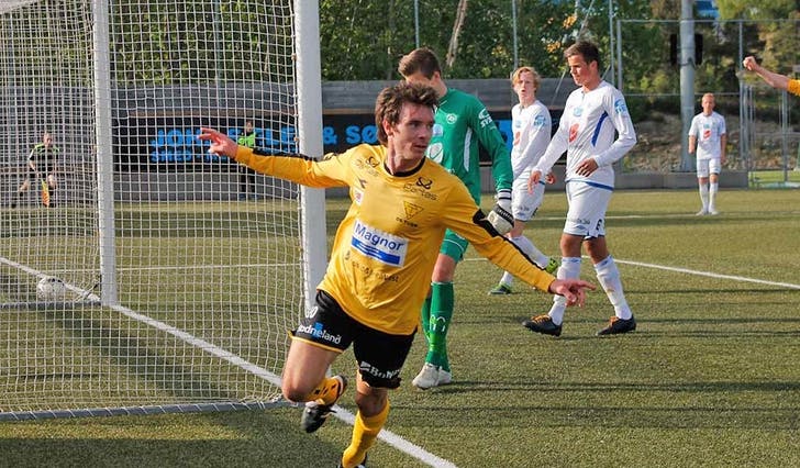 Mats Cato etter å ha heada inn 4-1 i 7-1 siger til Os over Haugesund 2 i 2014. (Foto: Andris Hamre)