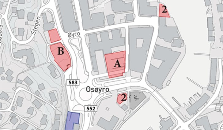 Plassen framfor rådhuset, merkt A, kan få både fleire parkeringsplassar og funksjon som festplass. (Kart: Bjørnafjorden kommune)