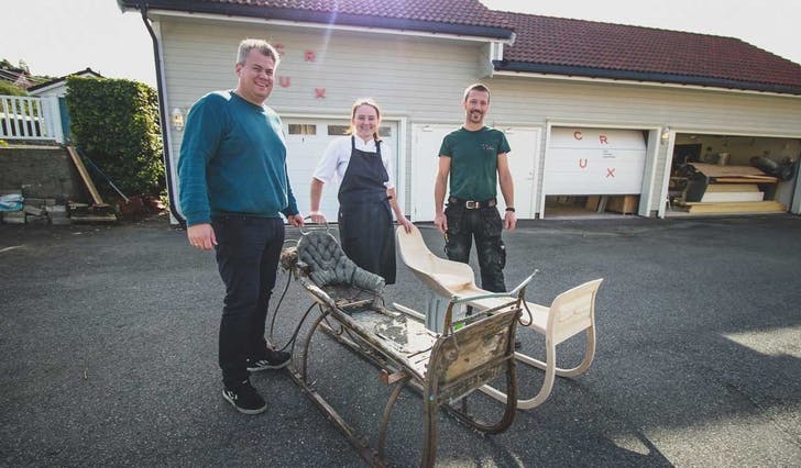 Paal Moberg og Silja Døsen Moberg fekk hjelp av Torleif Solstad til å bygga den gamle sleden på nytt. (Foto: Ørjan Håland)