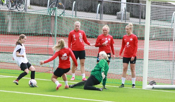 Nora B. Nøss, her med kvit vest, utfordra Toppserie-spelarar på trening med Arna-Bjørnar i førre veke. (Privat foto)