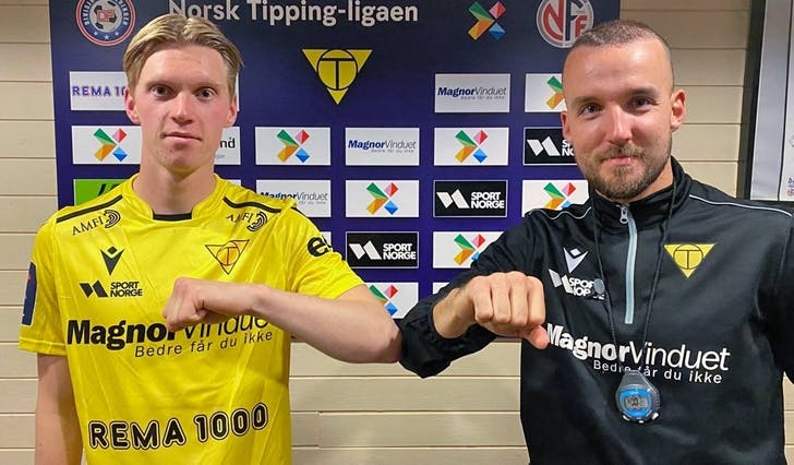 Kristian fekk velja mellom olboge og knoke då han signerte med Endre og Os. (Foto: Os Fotball/osturn.no)