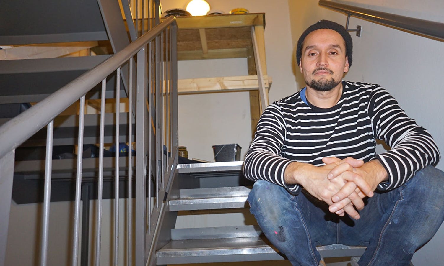 RC (Rodrigo Cortez) vil skapa noko oppløftande i trappeoppgangen. (Foto: Kjetil Vasby Bruarøy)
