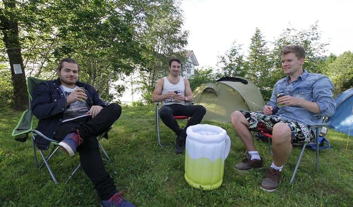 Alexander Tripodianos, Sondre Eknes og Simen Rydland frå Frekhaug har med seg oppblåsbar kjølebag til vorspielet på Kuven Farm Camping. (Foto: Kjetil Vasby Bruarøy)