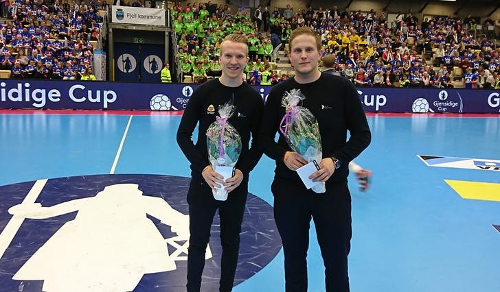 Jørgen Wold og Fredrik Andresen blei kåra til årets unge dommarpar i Hordaland under Gjensidige Cup i Sotra Arena laurdag (foto: Andris Hamre)