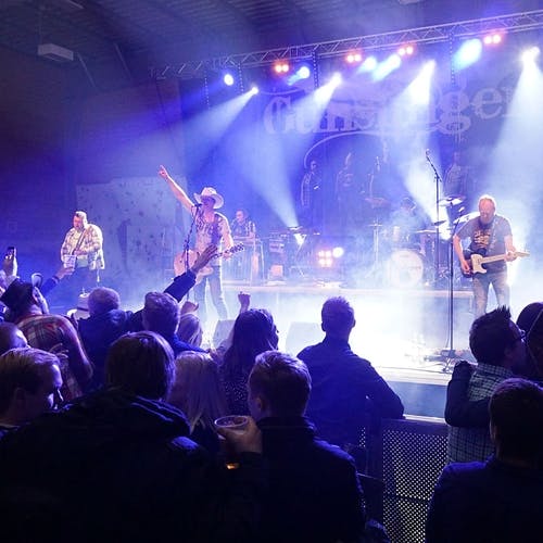 Gunslingers er første av tre band til årets vesle nyttårsaftan-konsert. (Foto: Kjetil Vasby Bruarøy)