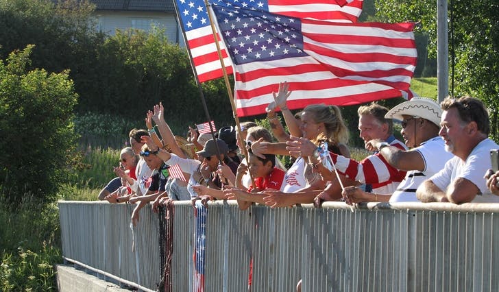 Med amerikanske flagg og jubel tok Lekvenfolket imot paraden (foto: Andris Hamre)