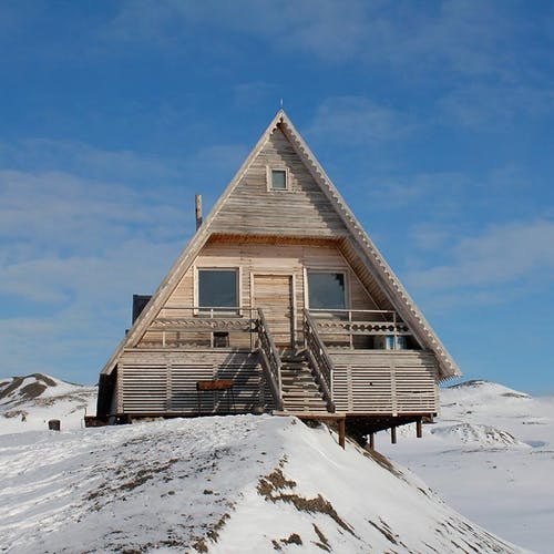 På veg frå Barentsburg til Isfjord Radio kom vi over denne russiske feriehytta (foto: AH)
