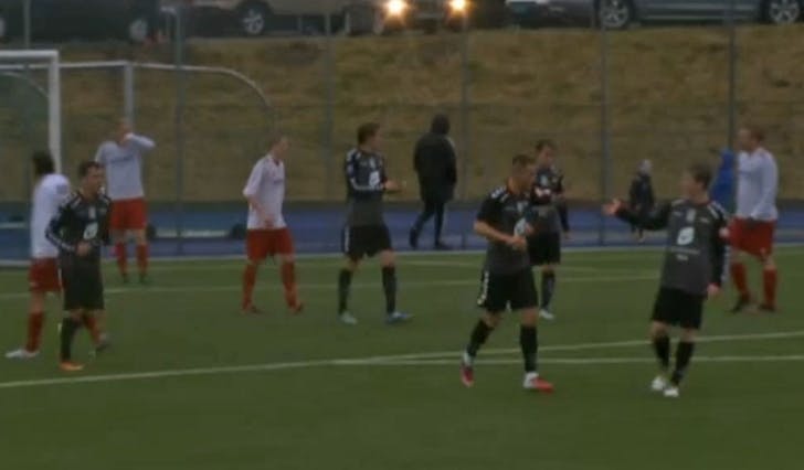 Simen Lassen (i svart, til høgre) på high-five i debuten for A-laget til Brann i kveld. (Skjermskot, Brann.no)