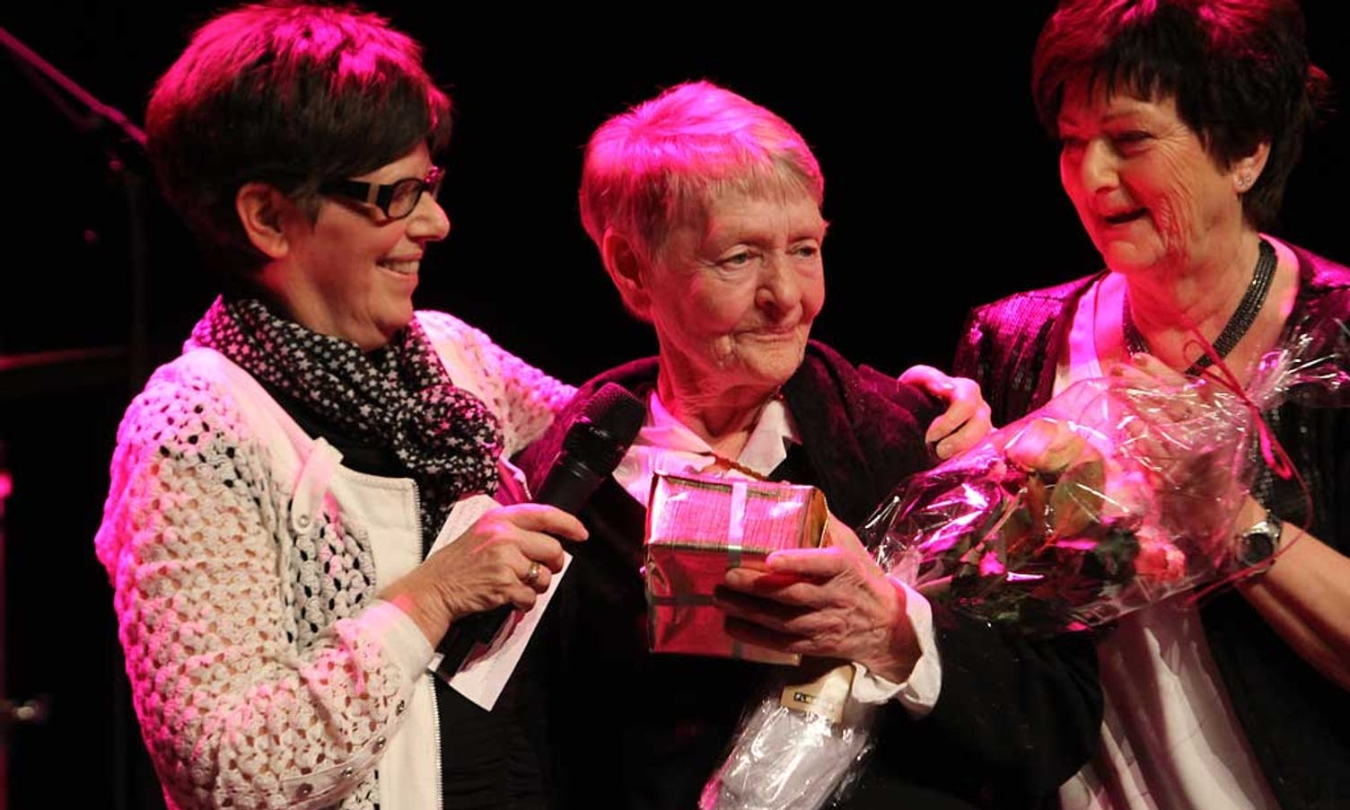 Sidsel Jordal (t.v.) og Britt Lund gav turn-pris til Sigrid Frantzen (midten). (Foto: KVB)