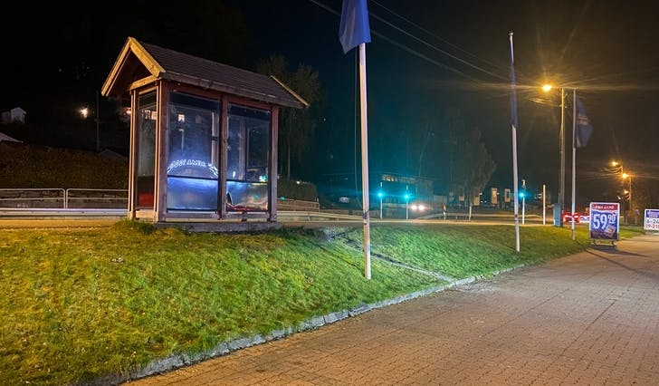 Ranet skjedde etter at guten gjekk av bussen ved Kuven stasjo . (Foto: Kjetil Vasby Bruarøy)