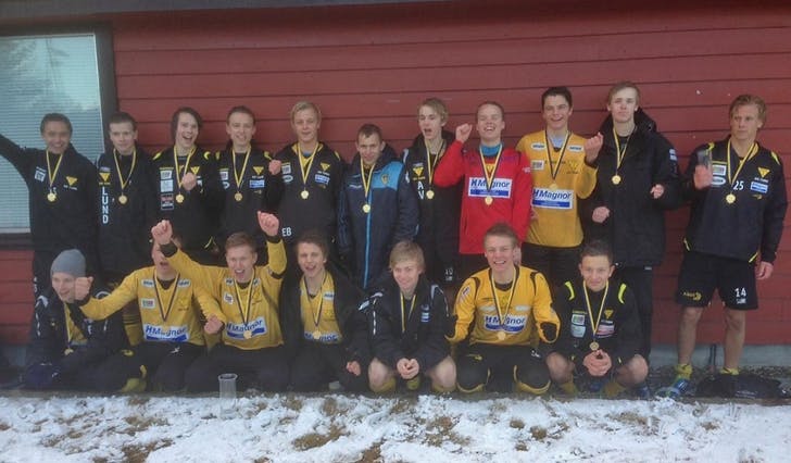 Juniorlaget til Os med gullmedaljen frå Varegg Cup 2013. (Privat foto)