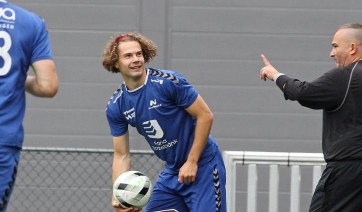 Hevrøy fekk ti minutt i heimekamp mot laget han spelte for i fjor, så måtte han på legevakt. (Foto: Kjetil Vasby Bruarøy)