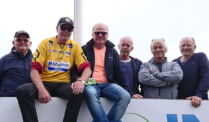 Brynjar, Frode, Rolf, Kjell Morten og Gunnar frå '78-laget ønskjer dagens finalistar lykke til. (Foto: Andris Hamre)