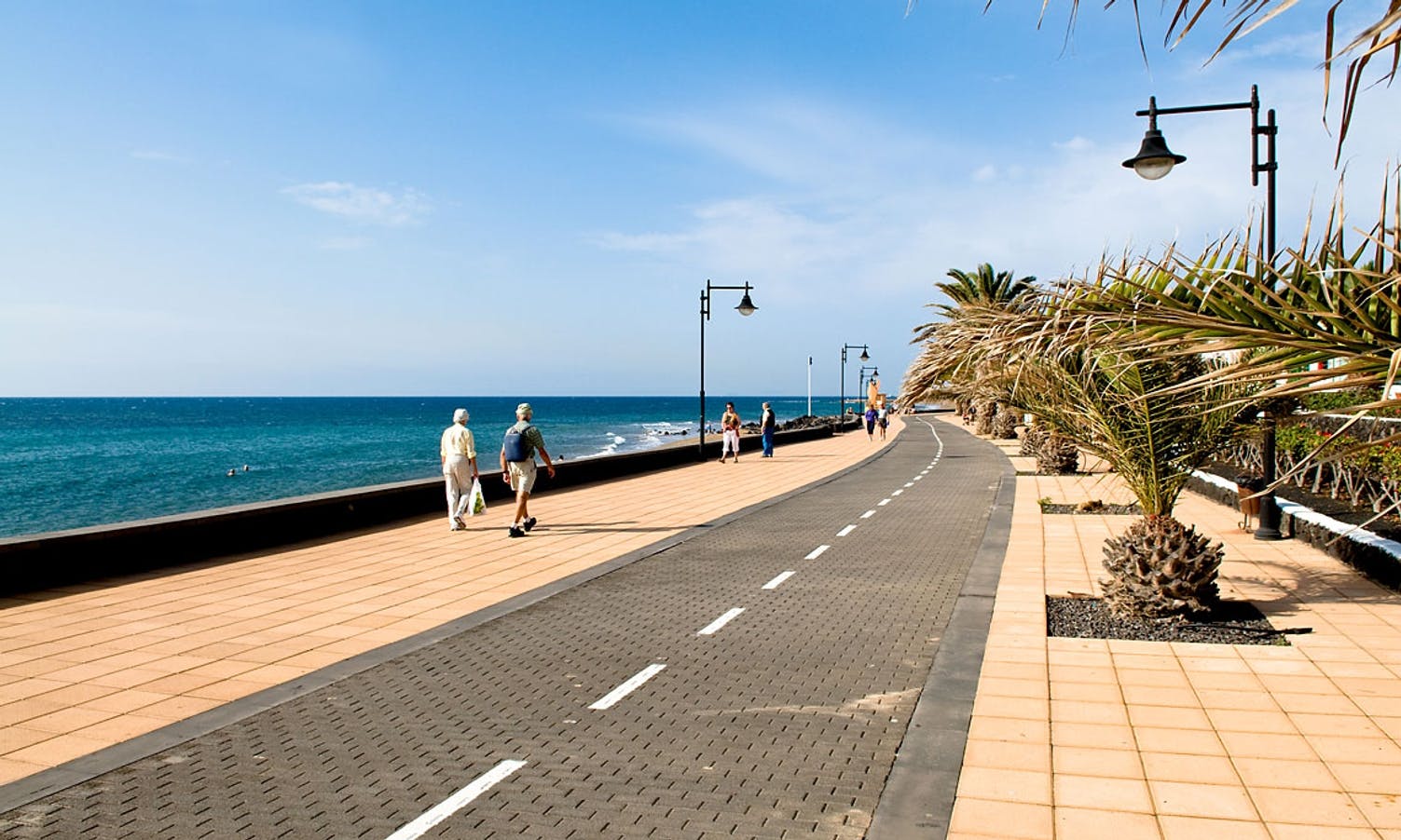 17 kilometer lang og bilfri strandpromenade på Lanzarote. (Foto: Vitalreiser).