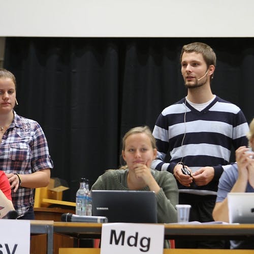 Tomine Sandal, Danien C. Hextall og Ingrid O. Dahl saman med ordstyrarane. (Foto: KVB)