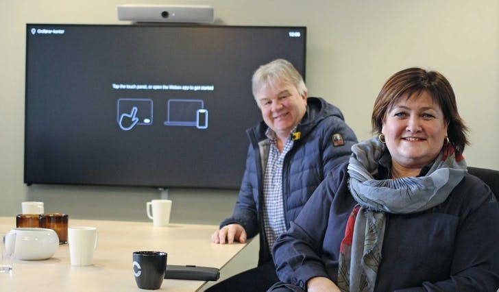 Leigland og Lindborg sat saman på ordførarkontoret i videomøtet. (Foto: Kjetil Vasby Bruarøy)